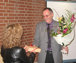 Dekanin Prof. Dr. Maria Busche-Baumann überreicht Prof. Dr. Ulrich Hammer zum Abschied Blumen u