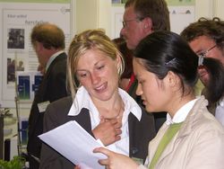 Absolventinnen und Absolventen des HAWK Master-Studiengangs Regionalmangement und Wirtschaftsfö