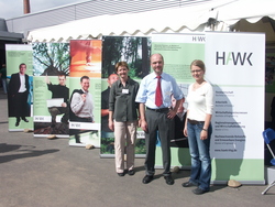Bettina König, Prof. Dr. Ulrich Harteisen und Silke Neumeyer (v.l.n.r.) stellten die Fakult&aum