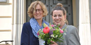 Dr. Corinna Dahm-Brey von der Universität Oldenburg (links) übergibt das Amt der Sprecheri