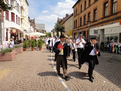 Großes Spektakel: der traditionelle Meisterumzug der HAWK-Absolventinnen und -absolventen     