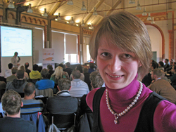 Ihr Patent hat ihr T&uuml;ren ge&ouml;ffnet: Simona Loose in der HAWK-Aula am Hohnsen