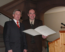 HAWK-Präsident Prof. Dr. Martin Thren (rechts) hat Dr. Gisbert Vogt zum Honorarprofessor ernann