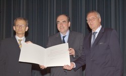 Eberhard Issendorf (links) wird die kalligraphierte Ernennungsurkunde durch Präsident Professor