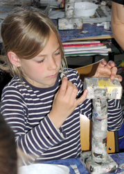 Annika baut \\"ihr\\" Weltkulturerbe mit Zeitungspapier und Kleister nach