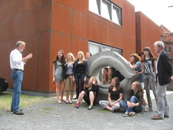 Hans-Werner Kalkmann erklärt im Kunsthof Bodenburg Schülerinnen vom Andreanum sein Leben a