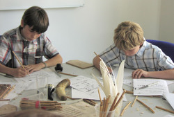 Für die Ferienpasskinder war es gar nicht so einfach, statt mit Füller, mit Gänsekiel