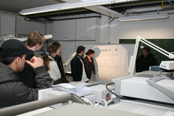Interessierte Schüler und Schülerinnen bei einer Präsentation im Labor