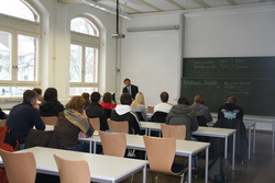 Herr Grommas und eine Gruppe SchülerInnen