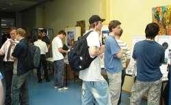 Studierende der HAWK Fakultät Naturwissenschaften vor dem Informationsbrett