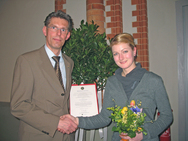 Lions-Club-Präsident Ernst-Martin Grote überreicht den Lions-Preis 2012 für besondere