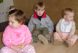 (v.l.n.r.) Jenny (2 Jahre), Marvin (3 Jahre) und Lina (14 Monate).