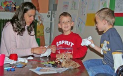Mobile Kinderbetreuung: Dipl-Sozialpädagogin Nadine Remy bastelt mit Tom und Linus