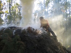 Die Glut im Meiler muss rund um die Uhr &uuml;berwacht werden