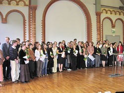 Absolventinnen und Absolventen des Sommersemesters 2007 mit einigen Dozenten 