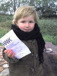 Konstantin (2) hat den Luftballon der HAWK-Kinder in einem Baum in der Uckermark gefunden.