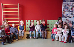 Zur Begrüßung der Gäste sangen die Krippenkinder ein Lied