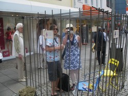 Verkehrte Welt: Als Touristen verkleidet verteilen Marie-Christine Müller und Danny Schwark Kar