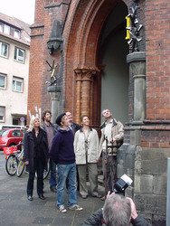 Neue Skulptur:  (v.l.n.r.) Dr. Maike Kozok, Christoph Tucholke, Dominik Sufin, Thorsten Warnecke, Pr