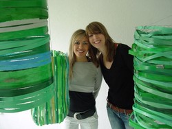 Hängende Säulen aus grün bespannten Kunststoffbändern: die Installation von Laur