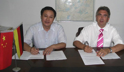 Der Vizepräsident der Universität Hefei, Prof. Dr. Jingmin Cai, und HAWK-Professor Dr.-Ing