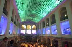 Von HAWK-Lighting-Designern beleuchtet: der Lichthof des ehrwürdigen Hochschulgebäudes am 