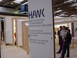 HAWK-Messestand: An der Fakultät Gestaltung entworfen - gebaut von Studierenden der Fakultät Bauwese