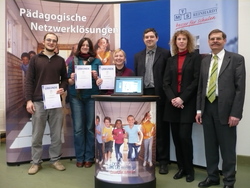 Das Bild zeigt die Gewinner des Wettbewerbes und den Chef sowie Mitarbeiter von MTS Reinhardt