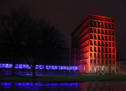 Farbiges Licht wandert den achtgeschossigen Turm des Wissenschaftsministeriums entlang.