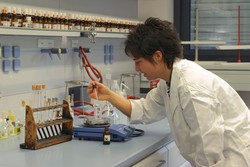 Studentin Kerstin Riegel arbeitet in einem der neuen Labore