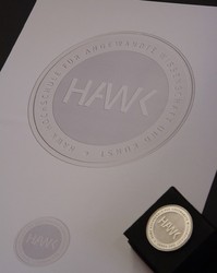 Die neue HAWK-Ehrenmedaille nach einem Entwurf von Prof. Gerd Finkel (Corporate Design/Corporate Ide