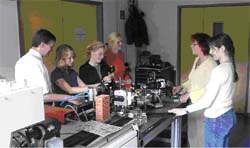 Prof. Dr. Viöl mit Sonja Borkowski und Daniela Tischer (v.l.n.r) beim Justieren des Interferometerau