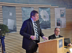 Wissenschaftsminister Stratmann (links) eröffnet das Mentoring-Programm der HAWK.