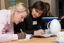 Mentee und Mentorin im Gespräch