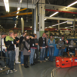 Studierende in den Werkshallen von Mercedes-Benz in Kassel
