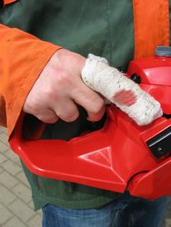 Bei unsachgemäßem Umgang mit der Motorsäge kommt es allzu oft zu Unfällen.