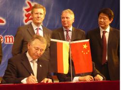 Ministerpräsident Wulff, Botschafter Schaefer, Vizegouverneur Xie, Prof. Müller, verdeckt: