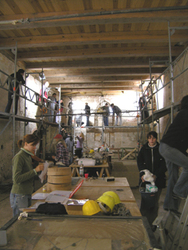 In mühevoller Kleinarbeit arbeiteten sich die 21 Studierenden Zentimeter für Zentimeter voran