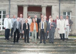 Vertreterinnen und Vertreter des Fachbereichstages auf den Stufen der historischen Sternwarte in Göt