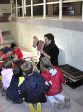 Kirsten Schönfelder mit Vorschulkindern des Kindergartens Am Pferdeanger.