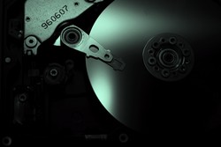 Lenard Kaune, Lisa Hanelt, Luis Angel (Göttingen) - Klassisches Symbol für Präzision: