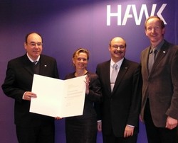 (v.l.n.r.) Präsident Prof. Dr. Martin Thren, Honorarprofessorin Dr. Marion Pusch, Laudator Prof