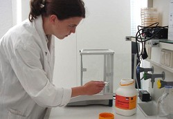 Silke Heinemann wiegt im Labor des HAWK-Fachbereichs Konservierung und Restaurierung Salze aus.