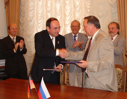 Prof. Dr. Martin Thren und Prof. Dr. Victor Schumeiko besiegeln der Vertragsunterzeichnung. Im Hinte
