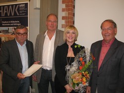 Klaus Bange (links sowie die HAWK-Professoren Dr. Lutz Finkeldey (Mitte) und Dr. Udo Wilken (rechts)