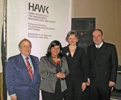 v.r.n.l.: HAWK-Präsident Prof. Dr. Martin Thren, Dekanin Prof. Dr. Ulrike Marotzki, Honey Deihi