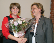 Prof. Dr. Sabine Dahm (rechts)  gratuliert Ramona Wittneben zu ihrer herausragenden Abschlussarbeit.