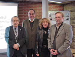 (v.l.n.r.) Studiendekan Prof. Heinz-Dieter Gottlieb, HAWK-Präsident Prof. Dr. Martin Thren, Dek