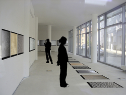 Im Torhaus können Sie Fragen zu Material und seiner Wirkung für das HAWK-Forschungsprojekt