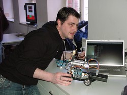 Sebastian Khayat zum Beispiel hat ein kleines Mobil entwickelt, das von jedem Rechner dieser Welt &u